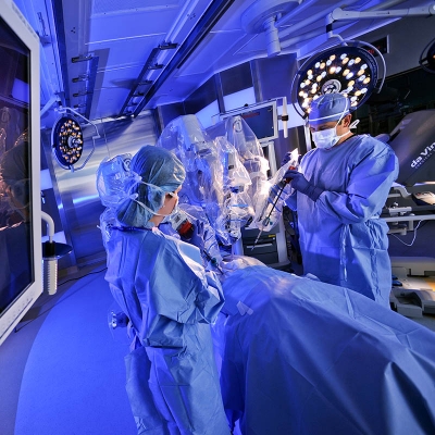 Surgeons in operating room using the da Vinci Surgical System